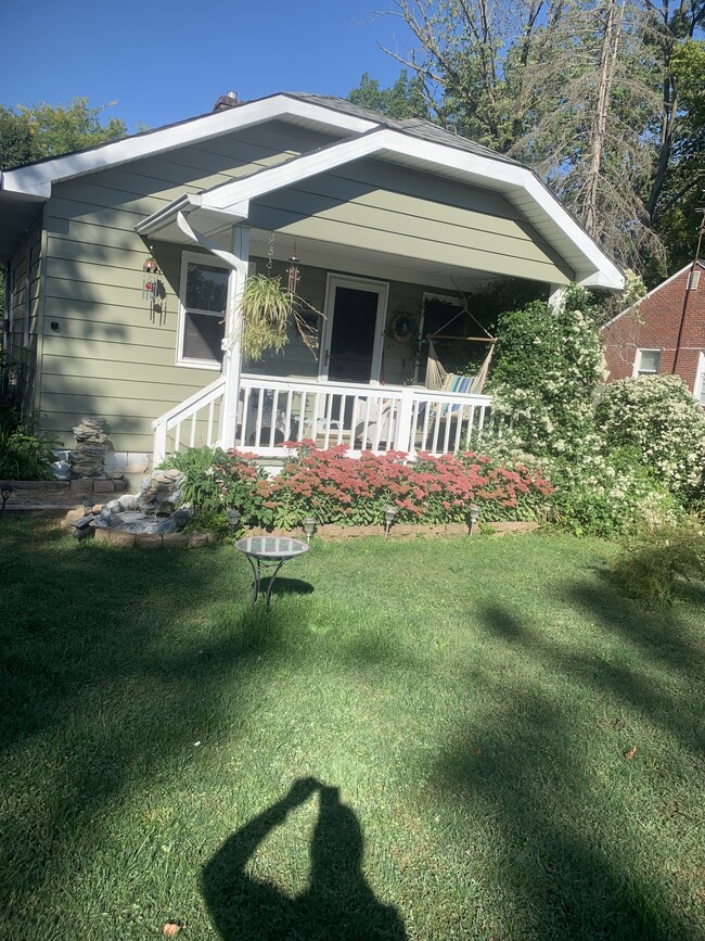 Cute little one bedroom w/three Murphy beds - 404 N Harbison Ave House