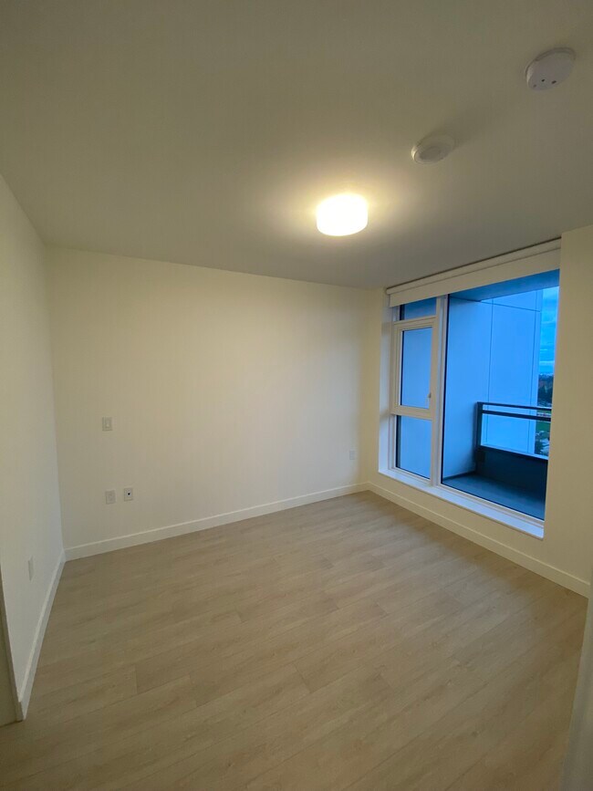 Photo - 13675 107A Av