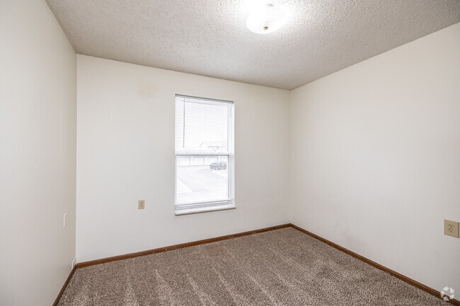 2BR, 1BA - 900 SF