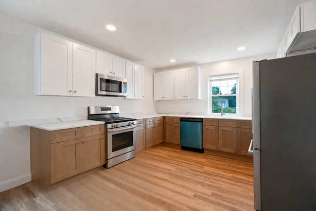 Building Photo - Beautifully Updated Two Bedroom Townhouse! Unit #1