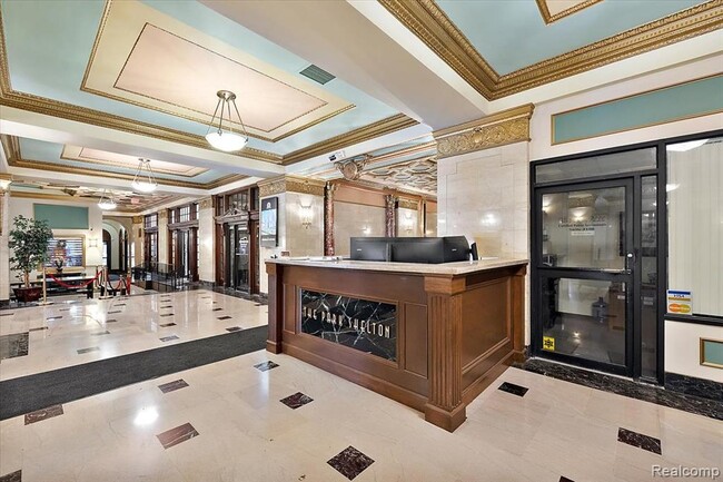 Building Photo - 15 E Kirby St Unit 217