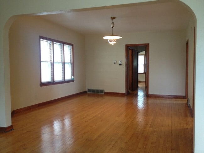 Photo - 2421 S Howell Ave Unidad UPPER