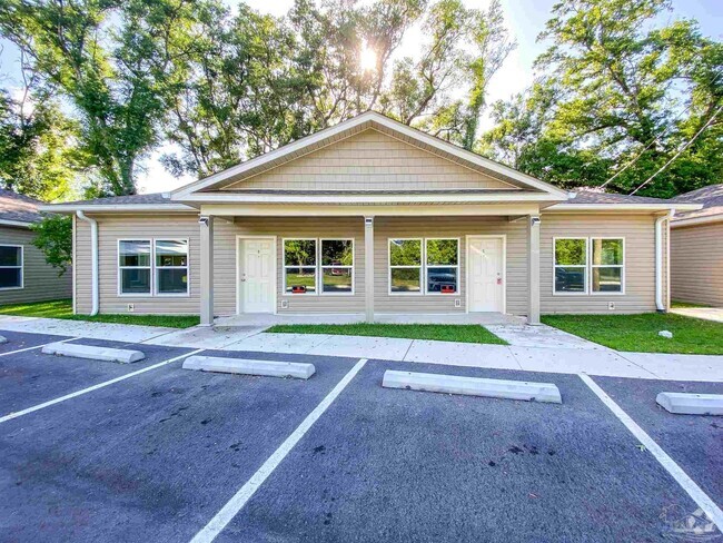 Building Photo - 2425 E Johnson Ave Rental