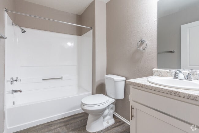 3BR, 2BA - 1,033SF - Bathroom