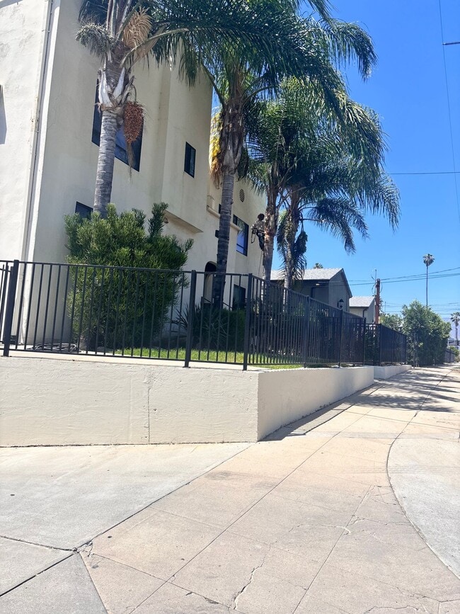 Building Photo - Studio with a view. Close to DTLA, Eagle R... Unit 28 Rental