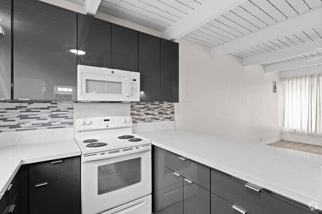 Building Photo - Renovated Tropic Gardens Town House for rent! Unit 205