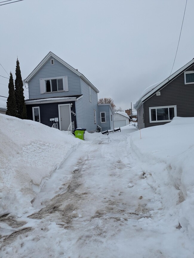 Building Photo - 1 Bedroom Upper Unit B (Upper)