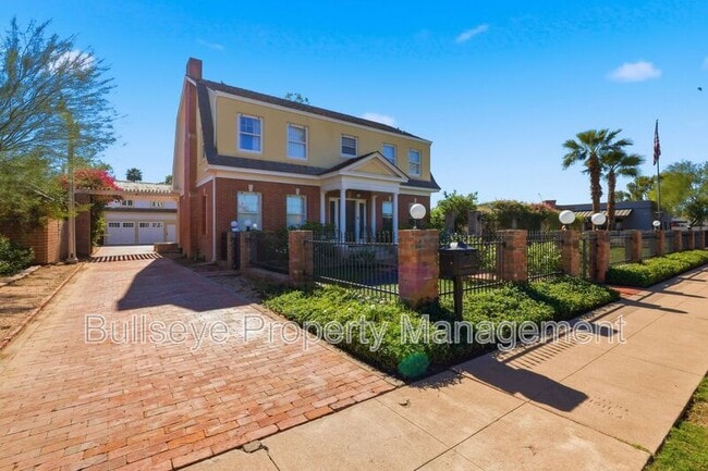 Building Photo - 525 W Lynwood St