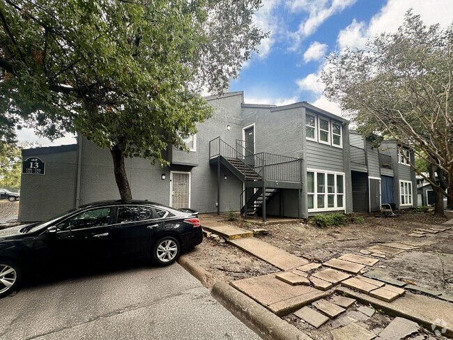 Building Photo - Second floor unit remodeled with fireplace! Rental