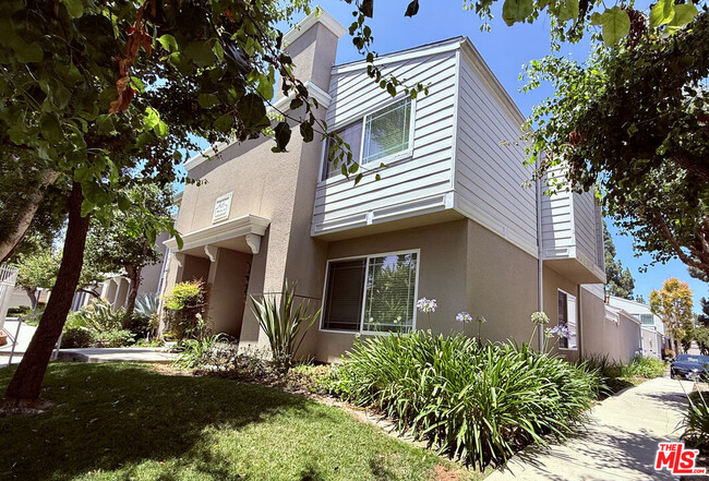 Building Photo - 10239 White Oak Ave