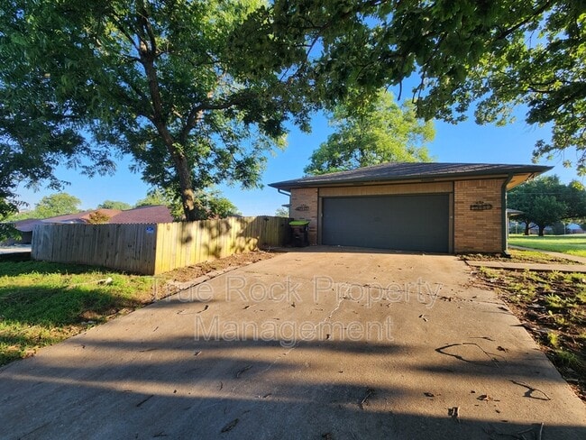 Photo - 329 S Morrison Dr