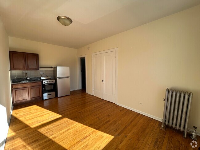 Building Photo - 2712 N Milwaukee Ave Unit 210 Rental
