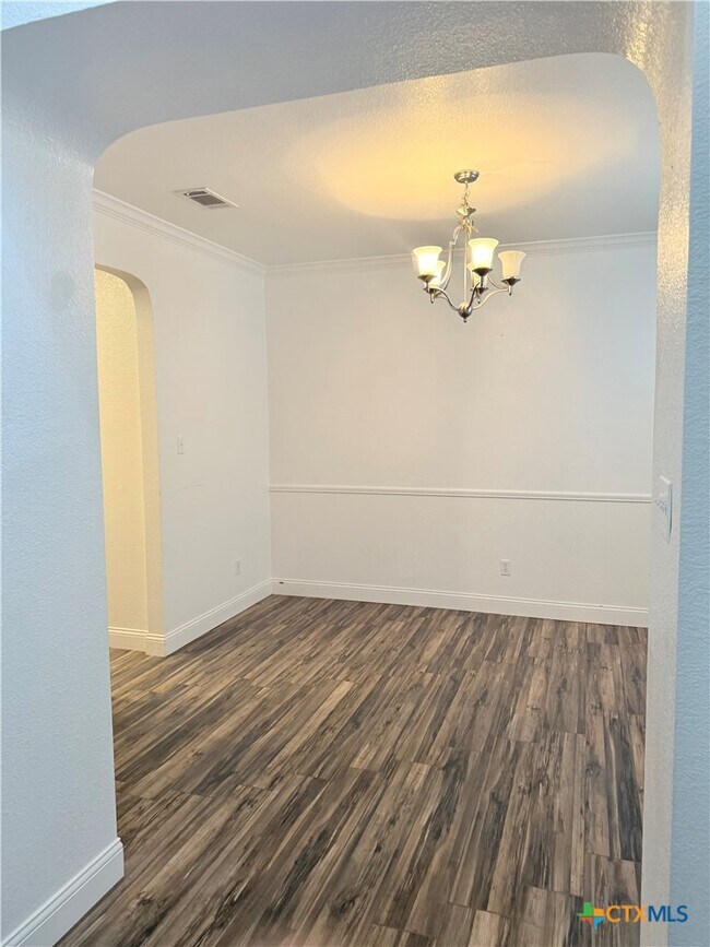 Photo - 311 Crowfoot Dr