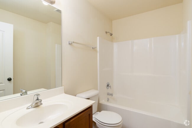 2BR, 2BA - 1,065SF - Primary Bathroom