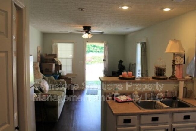 Photo - 335 Granbury St