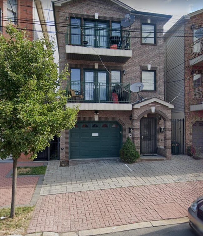 Building Photo - 138 Logan Ave Unit 2 Rental