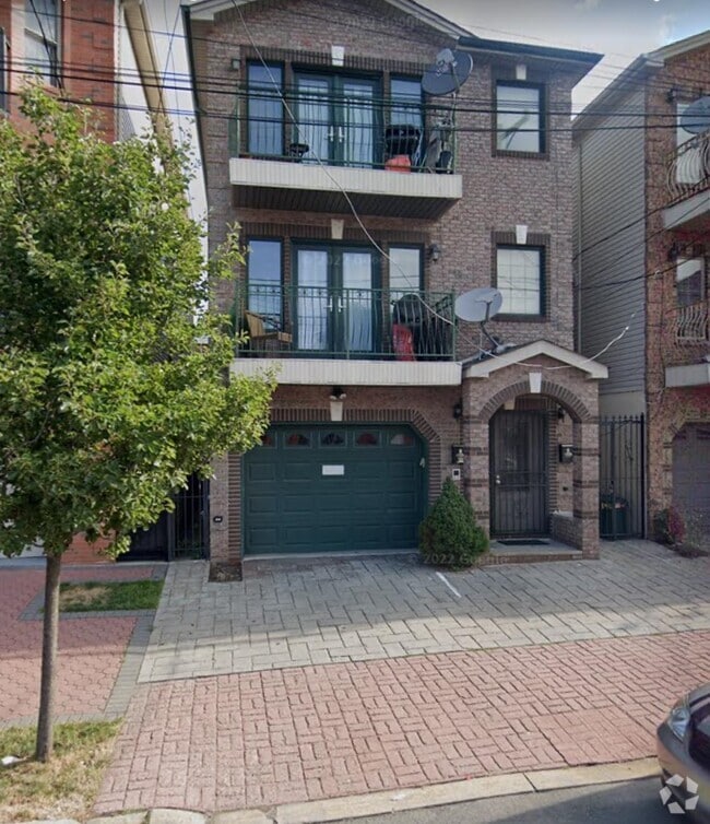 Building Photo - 138 Logan Ave Unit 2 Rental
