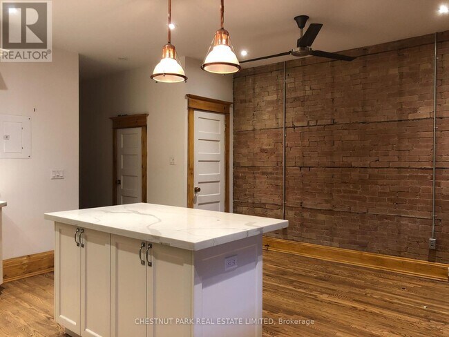 Photo - 476 Roncesvalles Ave