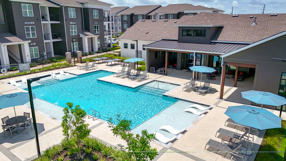 Pool & Outdoor Lounge Area