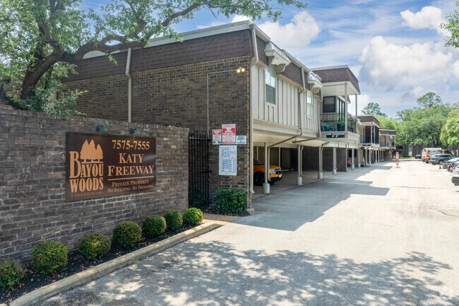 7555 Katy Fwy - Entrada - Bayou Woods