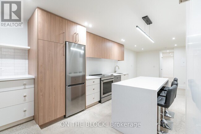 Photo - 1041 College St