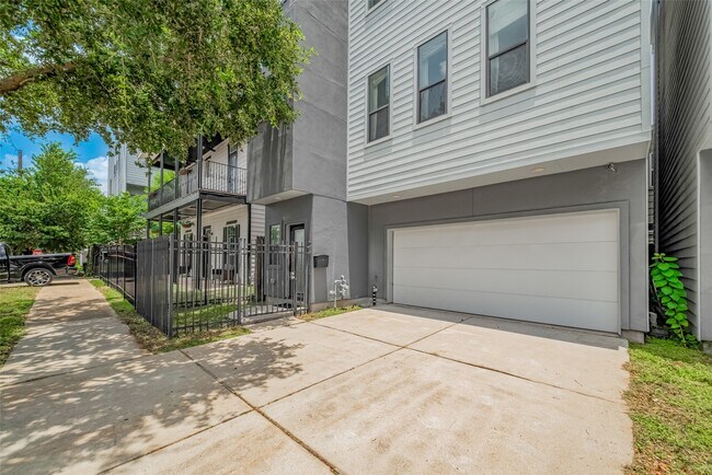 Photo - 2115 Hadley St