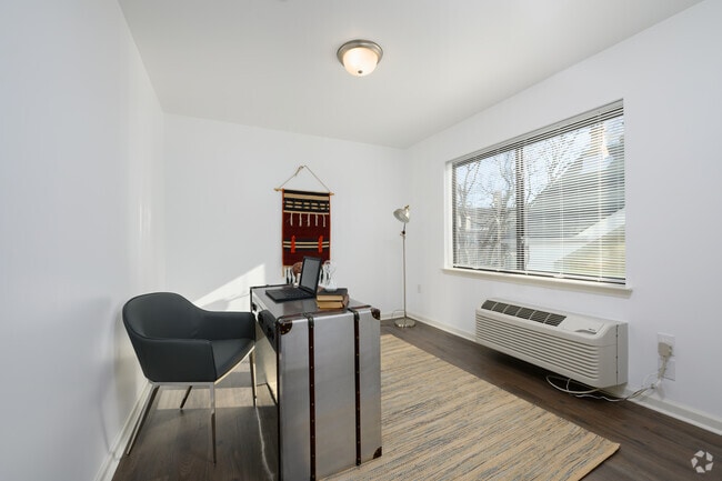 2BR, 2BA - 987SF Spare Bedroom