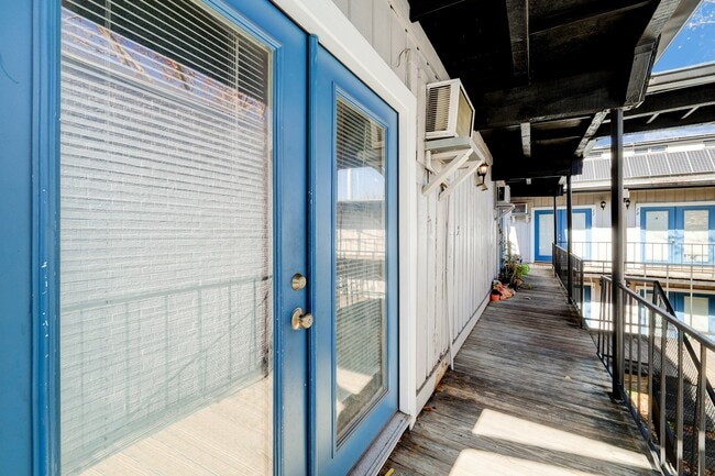 Building Photo - 2322 Dunlavy St Unit 13