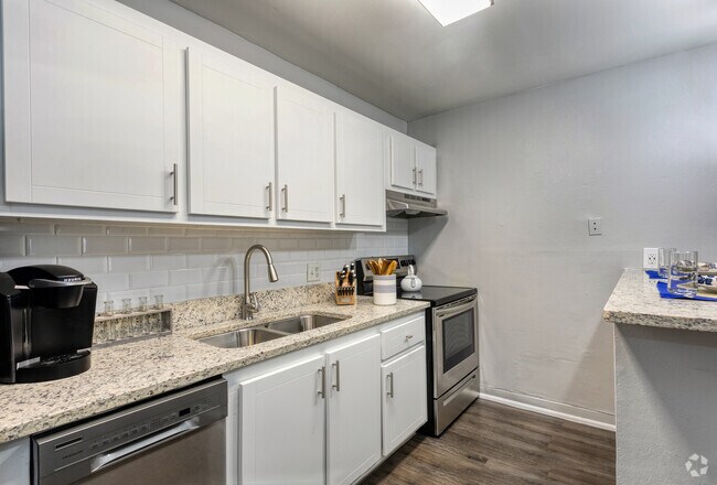 The Red Wood - 1BD/1BA - 675 SqFt - Kitchen