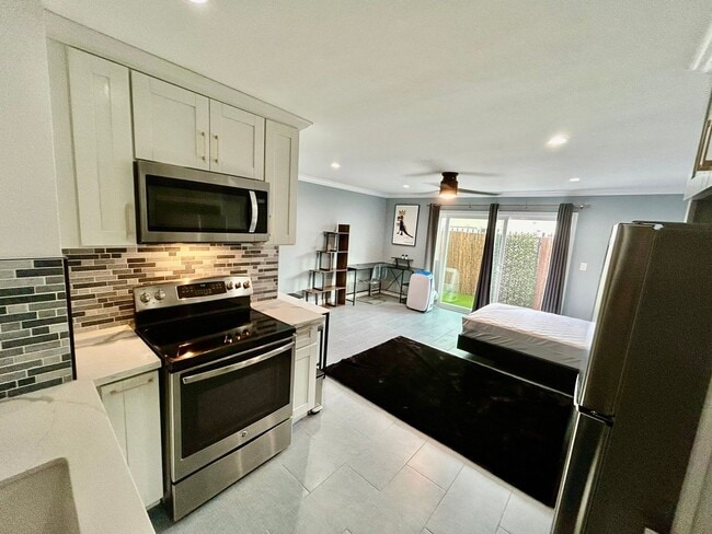 Building Photo - Move-In Ready! Studio Condo! Prime Long Beach Location! 90804 Unit 126