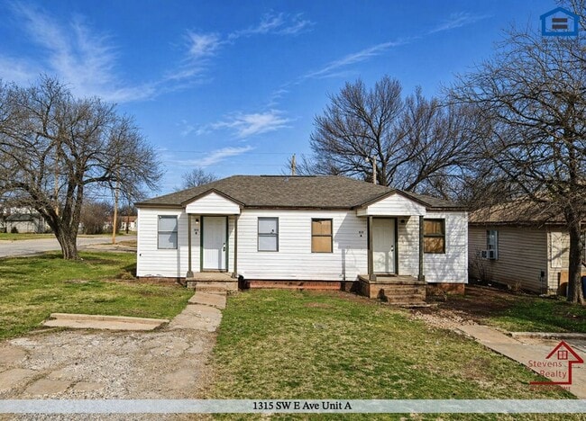 Building Photo - 1315 SW E Ave