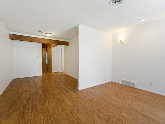 Photo - 837 Northwood Rd