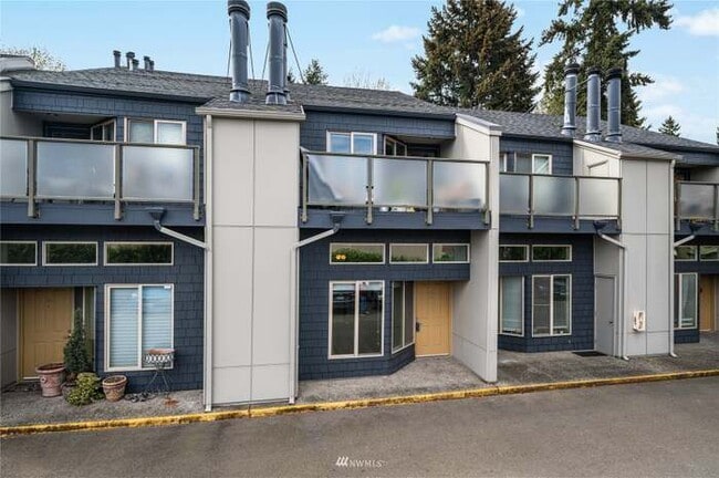 Building Photo - 5847 NE 75th St Unit Magnuson Pointe Condo