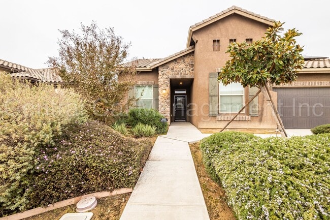 Building Photo - Large 4 Bedroom/2 Bath Home with Solar in Gossamer Grove - $2595 Per Month!