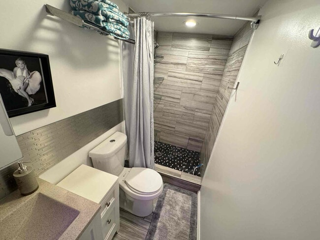 Photo - 210 Lone Oak Ave