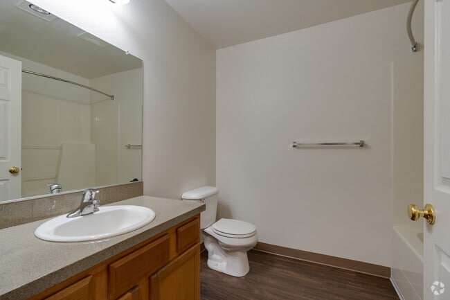 2BR, 2BA - 968SF - Second Bathroom