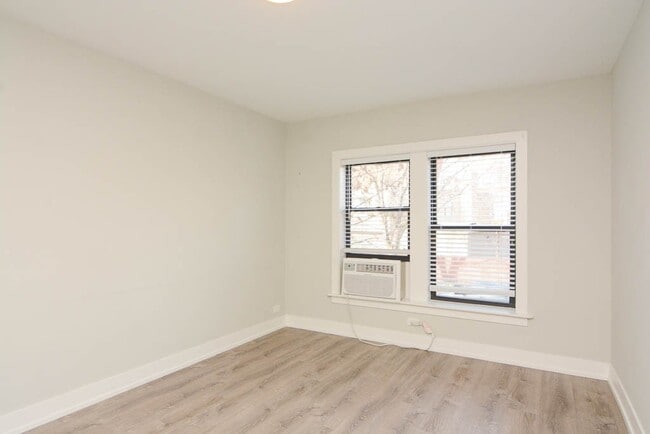 Building Photo - 725 W Brompton Ave Unit 34