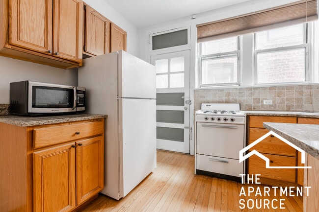 Building Photo - 522 W Surf St Unit 2N