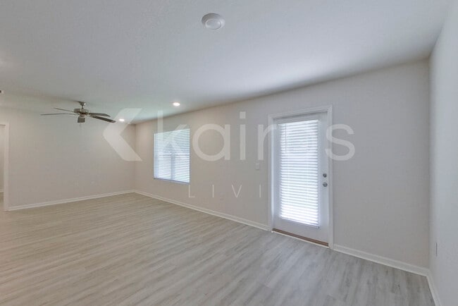 Photo - 389 Monarch Ln