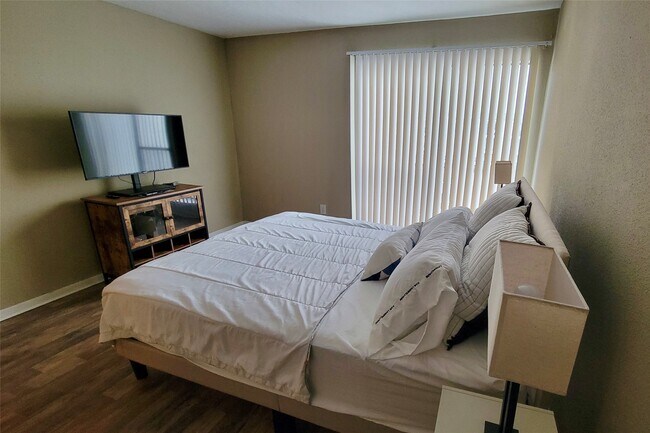 Building Photo - 2824 S Bartell Dr Unit 32 Rental