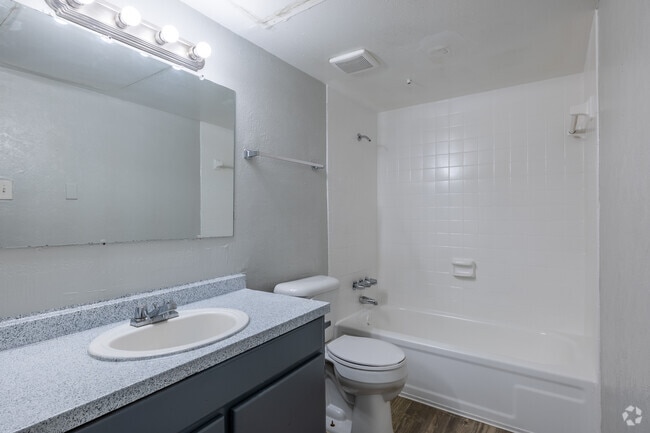B5 1BR, 1BA - 625SF - Bathroom