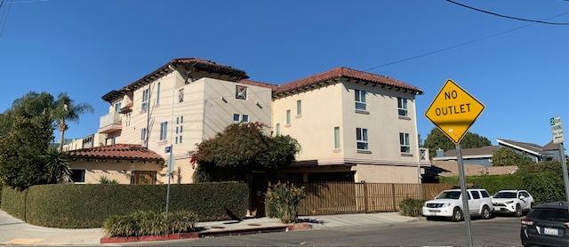 Beautiful building on quiet street - 13405 Burbank Blvd Townhome