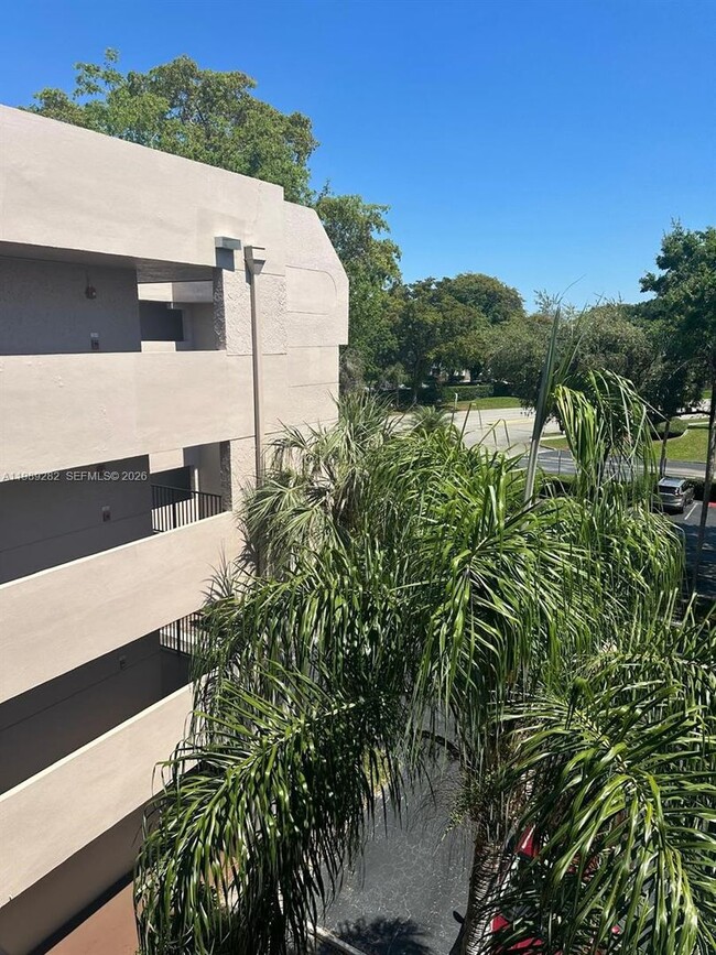 Building Photo - 1811 Sabal Palm Dr