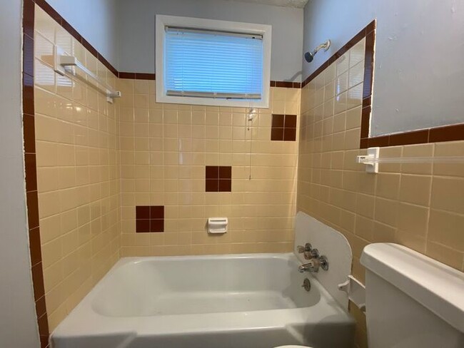 Photo - 2 Bed / 1 Bath Apartment on 2nd Ave - Walk Downtown!