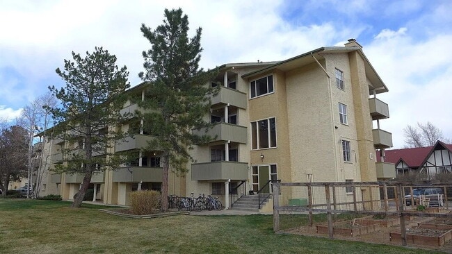 Building Photo - "Charming 2-Bed Condo Oasis in Boulder – Spacious 940 Sq Ft with Modern Comforts!" Unit M19