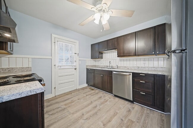 Building Photo - Updated 2-bedroom 1 bath with fenced in yard-PETS allowed-Norfolk Unit B