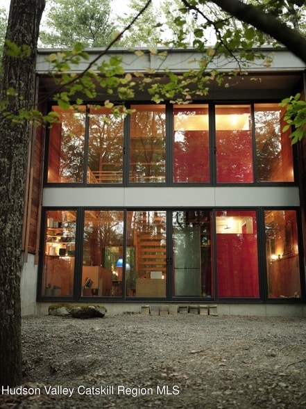 Photo - 2003 Queens Hwy