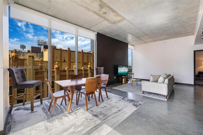 Building Photo - 151 SE 1st St Unit 401