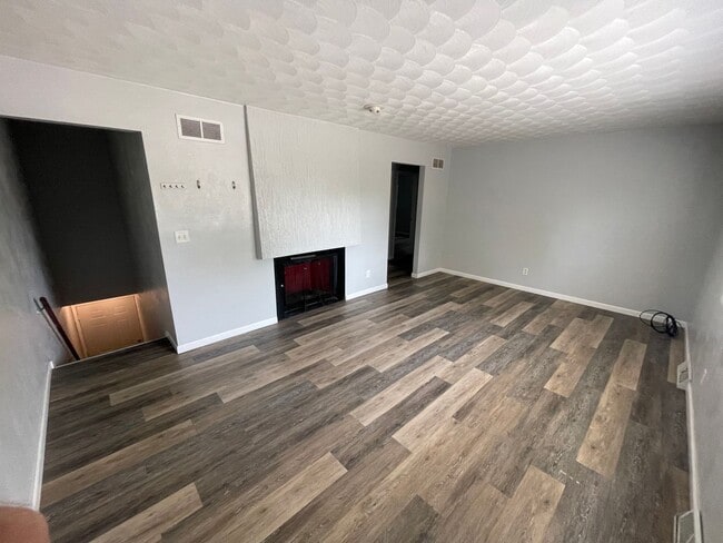 Photo - 729 W 61st St