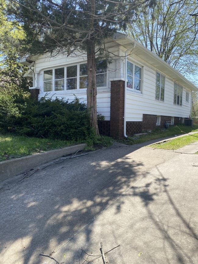 Building Photo - 817 W Walnut St